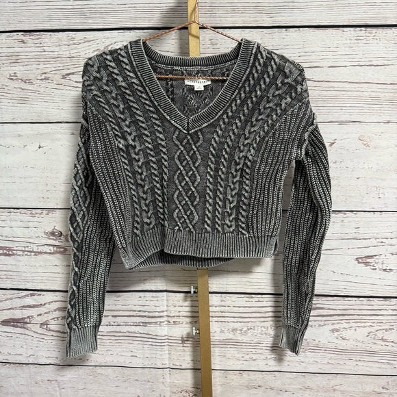 Aeropostale Slouchy Cable-Knit Cropped V-Neck Sweater - Grey Acid Wash - Picture 3 of 9
